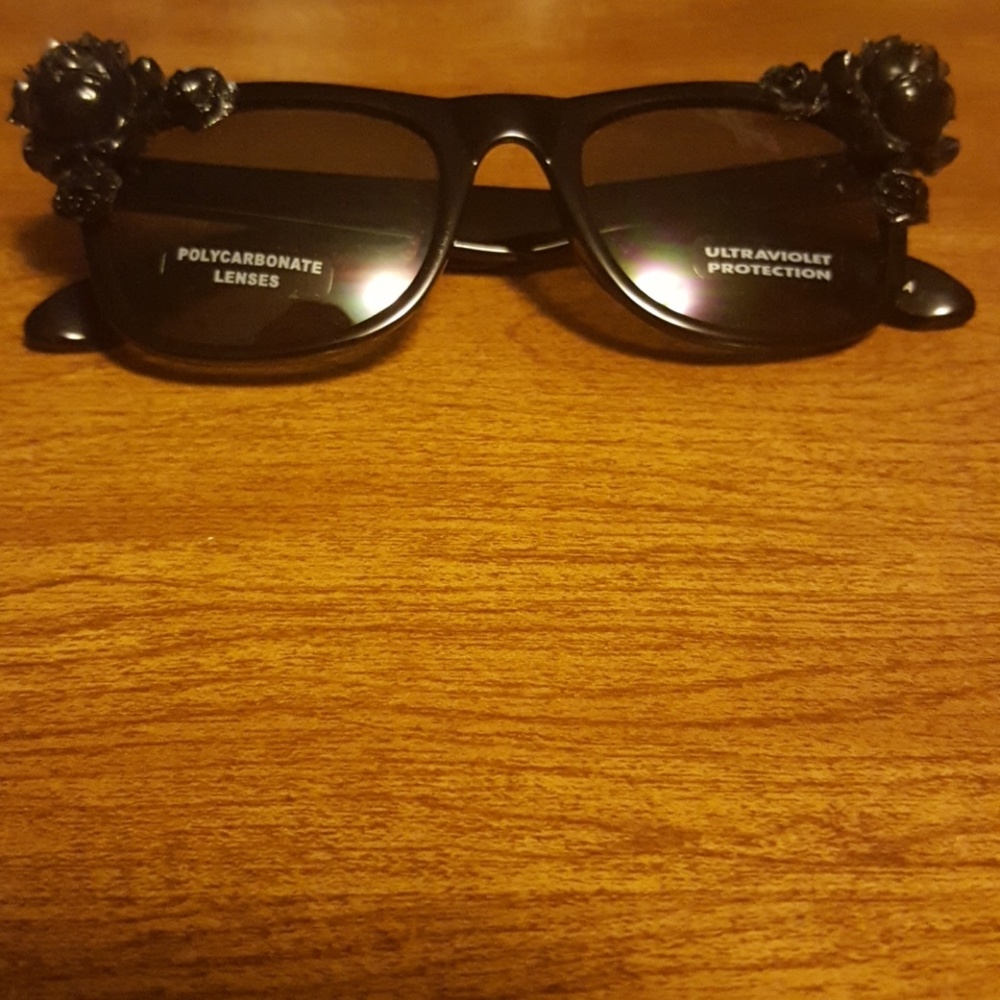 Black rose sunnies - Picture 2 of 3